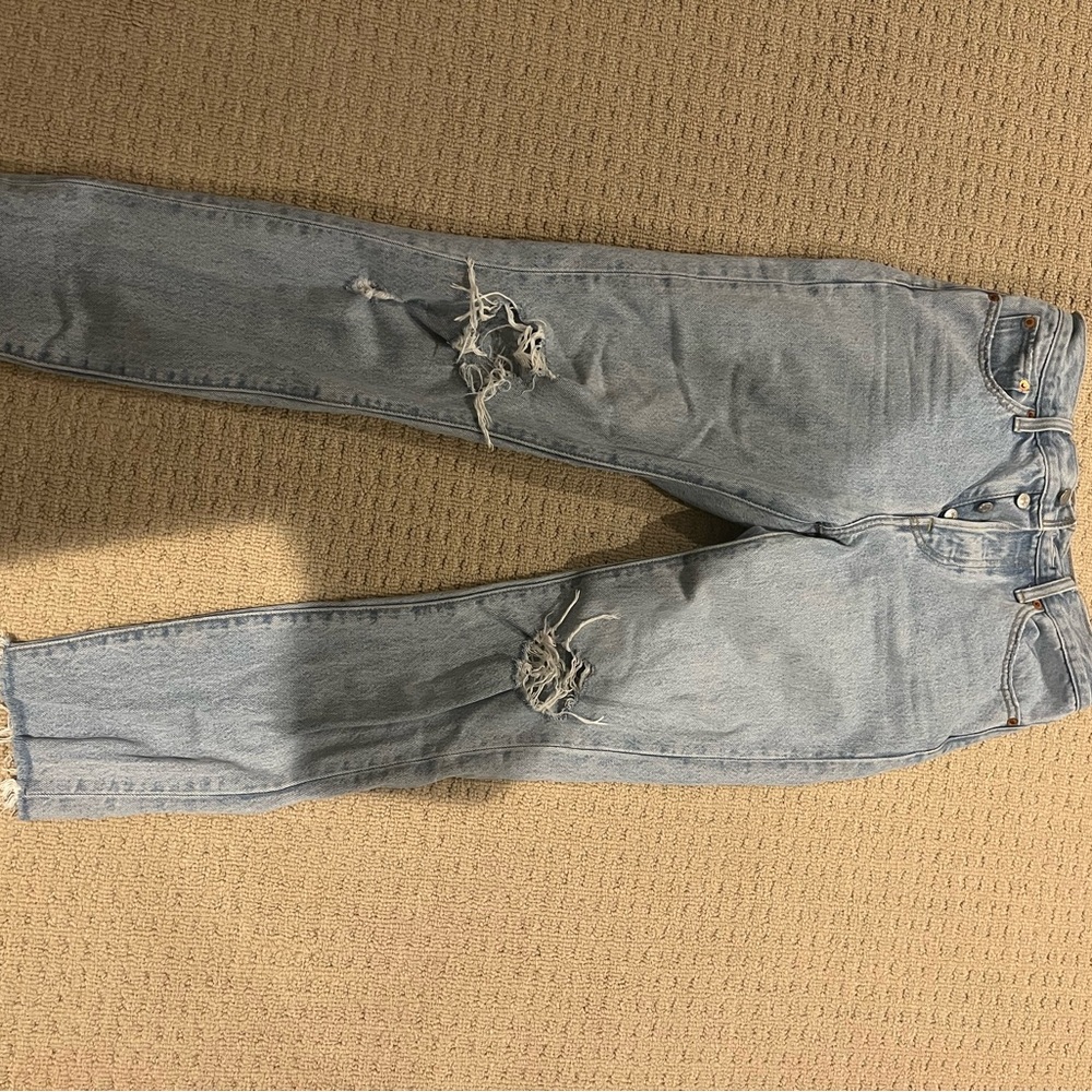 Distressed Levi’s wedgie jeans